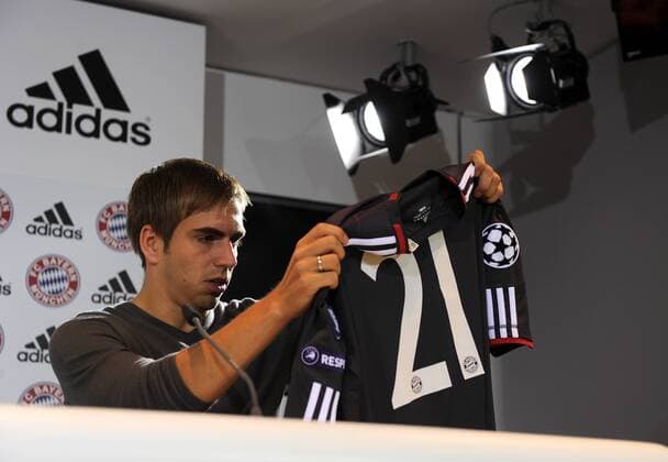 Pressekonferenz beim FC Bayern München 11.08.2010 - Philipp Lahm (FC Bayern München) mit dem neue ADIDAS Champions League Trikot 