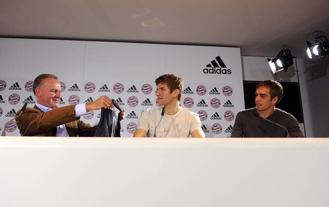 Pressekonferenz beim FC Bayern München 11.08.2010 - Vorstandsvorsitzender Karl Heinz Rummenigge präsentiert das neue ADIDAS Champions League Trikot mit Thomas Müller (Mitte) und Philipp Lahm (FC Bayern München) 