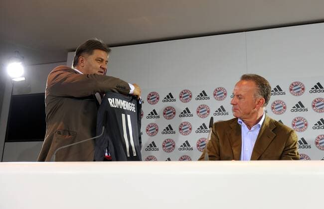 Pressekonferenz beim FC Bayern München 11.08.2010 - Mediendirektor Markus Hörwick (L) präsentiert das neue ADIDAS Champions League Trikot mit Vorstandsvorsitzender Karl Heinz Rummenigge (FC Bayern München) 