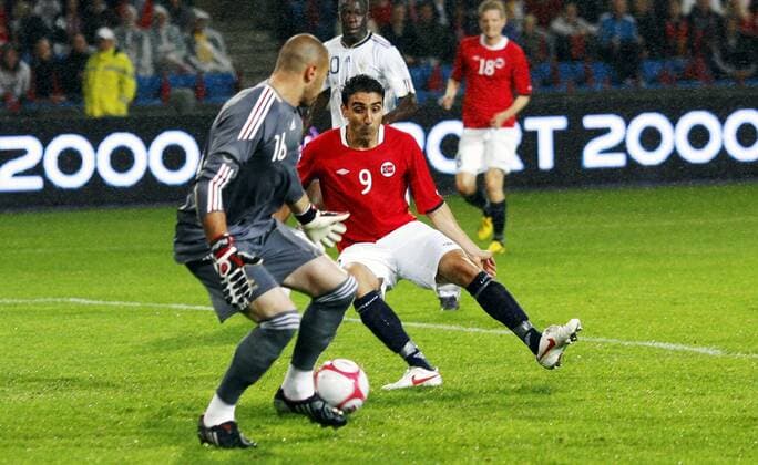 Norway (red) - France (white): Mohammed Moa Abdellaoue , Norge vs Stephane Ruffier (L) , France  Moa