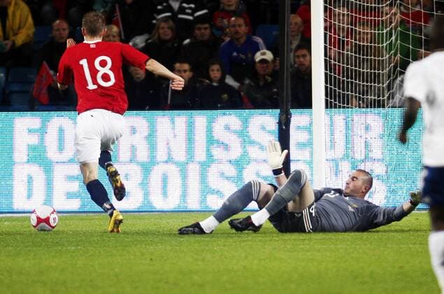 Norway (red) - France (white): Erik Huseklepp , Norge vs Stephane Ruffier (R) , France 
