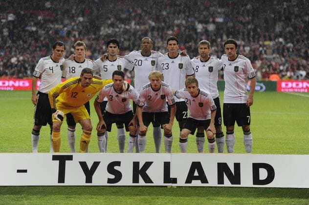 Mannschaftsbild Deutschland Tyskland, vorn v.li.: Torwart Tim Wiese, Christian Träsch, Andreas Beck, Marko Marin, hint.v.li.: Marcel Schäfer, Toni Kroos, Serdar Tasci, Jerome Boateng, Mario Gomez, Thomas Hitzlsperger, Christian Gentner o0 Schriftzug