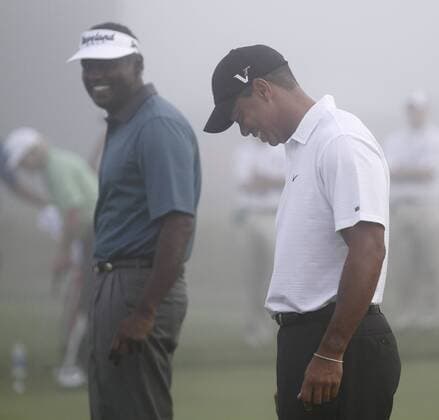 Vijay Singh (L, Fiji ) and Tiger Woods (USA) share a laugh on the practice green before the start of the first round of the 92nd PGA Championship at Whistling Straits in Kohler, Wisconsin on August 12, 2010. The start of play was delayed due to foggy conditions.  BKX2010081201 o0 Nebel Wetter Verspätung Training Witterung