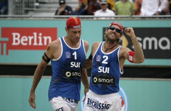 Sascha Heyer, SUI, und Patrick Heuscher (R) - SUI jubeln - Beachvolleyball EM Berlin, 12.8.2010