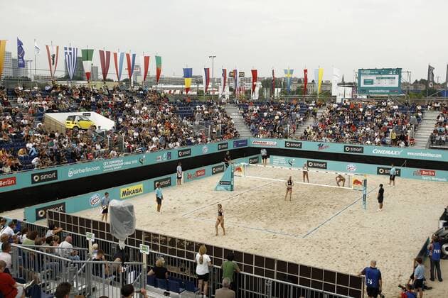 Beachvolleyball, CEV EM 2010 Berlin, Centre Court während eines Spiels xHOCHxZWEIx xJuergenxTapx o0 Zuschauer