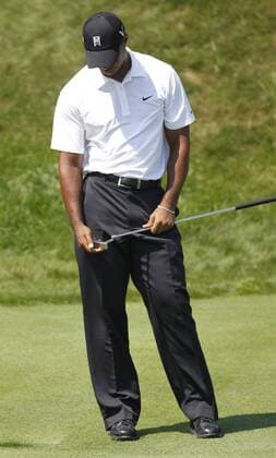 Tiger Woods (USA) looks at his putter after missing a chip for birdie on the 17th hole during the first round of the 92nd PGA Championship at Whistling Straits in Kohler, Wisconsin on August 12, 2010. Woods finished his round with a 1-under-par 71.  BKX2010081210 o0 Enttäuschung