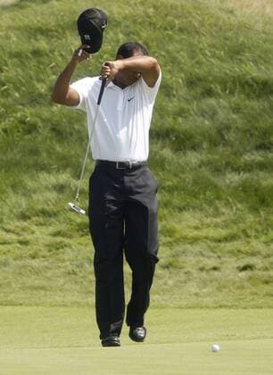 Tiger Woods (USA) wipes his face after missing a birdie putt on the 1st hole during the first round of the 92nd PGA Championship at Whistling Straits in Kohler, Wisconsin on August 12, 2010.  BKX2010081216 o0 Enttäuschung