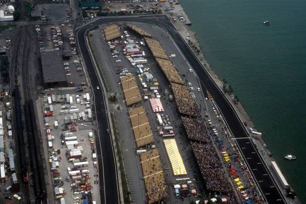 Die Allwater Street mit ihrer 180 Grad Kehre bildet die erste Kurve des Detroit GP Street Circuit  o0 Sportstätte Totale Rennstrecke Rennkurs Strecke Kurs Circuit Vogelperspektive, oben Luftbild