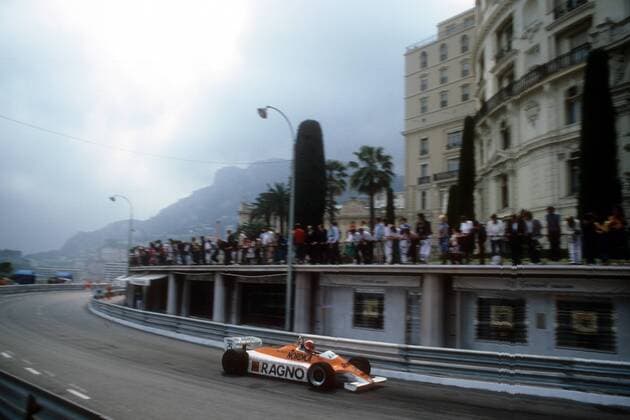 Marc Surer (Schweiz Arrows Ford) auf dem Stadtkurs von Monaco  o0 Kurs, Strecke, Rennstrecke, Streckenabschnitt City, Stadt, Stadtkurs, Stadtbild Totale Aktion