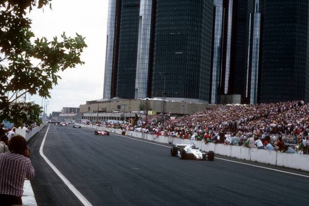 Keke Rosberg (Finnland Williams Ford) vor Didier Pironi (Frankreich Ferrari) auf der Geraden des Detroit Street Circuit  o0 Sportstätte Totale Rennstrecke Rennkurs Strecke Kurs Circuit Aktion