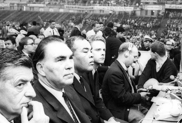 Max Schmeling (BR Deutschland, 2.v.li.) und Joe Louis (USA, 3.v.li.) am Boxring beim WM Kampf Mildenberger vs. Clay 1966 Boxen WM Herren Schwergewicht 1966 Boxsport, Profiboxen Gruppe Frankfurt M.