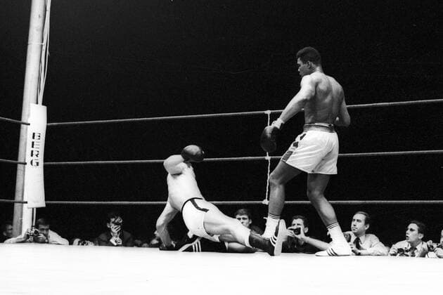 Knock out von Karl Mildenberger (BR Deutschland, li.) durch Cassius Clay (USA später Muhammad Ali) in Frankfurt 1966 Boxen WM Herren Schwergewicht 1966 Boxsport, Profiboxen Gruppe Frankfurt M.