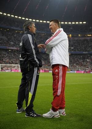 13.08.2010, Fussball Franz Beckenbauer Abschiedsspiel: FC Bayern München - Real Madrid, in der Allianz-Arena München, v.li: Trainer Jose Mourinho (Madrid), Trainer Louis van Gaal (München).