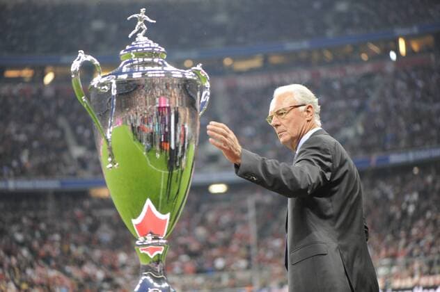 Ehrenpräsident Franz Beckenbauer (FC Bayern München) o0 Pokal Trophäe Objekte