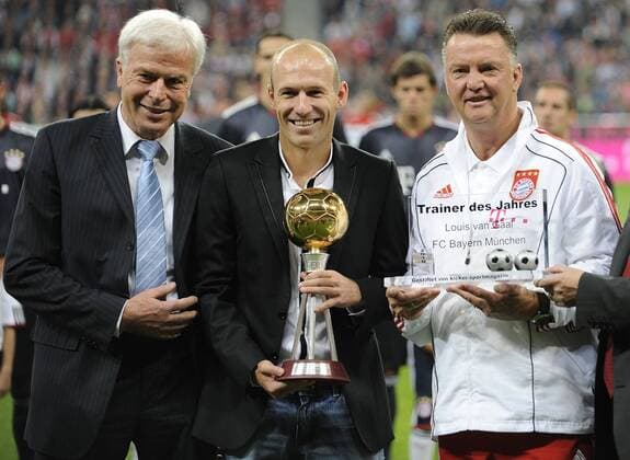 Spieler und Trainer des Jahres-Arjen ROBBEN (FC Bayern München) mit Louis van GAAL (Trainer FC Bayern München)-li:Kicker Herausgeber Rainer Holzschuh (GER) o0 Pokal Trophäe Objekte Ehrung Spielerehrung Trainerehrung