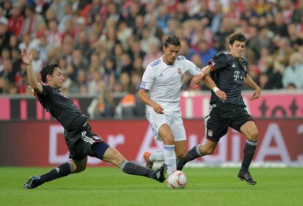 FC Bayern München - Real CF Madrid, CRISTIANO RONALDO (Mitte, Real Madrid) gegen Nicolas JUELLICH (re, FC Bayern Muenchen) und Mark van Bommel (FC Bayern Muenchen) 