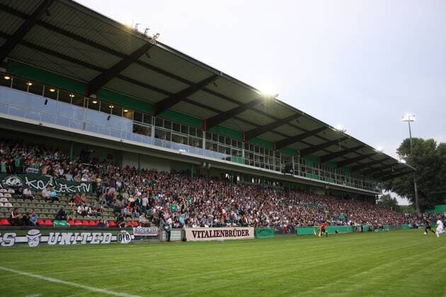 Fußball, Stadiongeschichte VfB Lübeck Haupttribüne der Lübecker Lohmühle besetzt mit Fans des VfB Lübeck