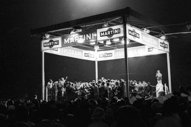 Reporter, Fotografen und Medienvertreter stürmen nach dem Ende des Kampfes Cassius Clay (USA später Muhammad Ali) gegen Karl Mildenberger (BR Deutschland) in Frankfurt 1966 den Boxring Boxen WM Herren Schwergewicht 1966 Boxsport, Profiboxen Totale Frankfurt M. Masse,