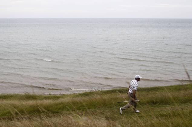 Tiger Woods (USA) walks to the 5th tee during the second round of the 92nd PGA Championship at Whistling Straits in Kohler, Wisconsin on August 13, 2010. The second round was suspended due to darkness.  BKX2010081339 o0 Gewässer Wasser Meer