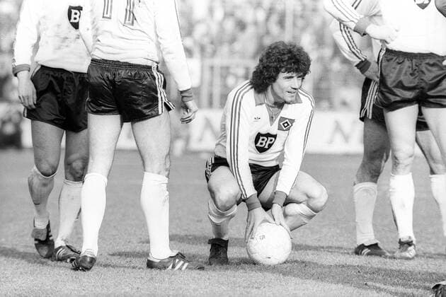 Kevin Keegan (HSV) hockt am Ball Fußball 1. BL Herren Saison 1980 81, Hamburger SV Hamburg Einzelbild Aufnahmedatum geschätzt