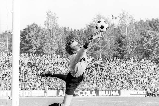 Torwart Sepp Maier (FC Bayern München) Fußball 1. BL Herren Saison 1972 1973 Einzelbild Aufnahmedatum geschätzt Dynamik,