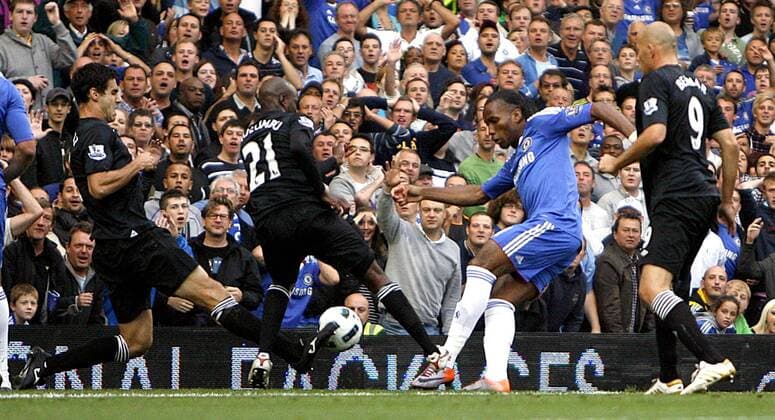Didier Drogba of Chelsea scores his side s third goal - Barclays Premier League, FC Chelsea vs. West Bromwich Albion 14th August, 2010 EDITORIAL USE ONLY. No use with unauthorised audio, video, data, fixture lists, club league logos or live services. Online in-match use limited to 120 images, no video emulation. No use in betting, games or single club league player publications. o0 Tor Überlegenheit