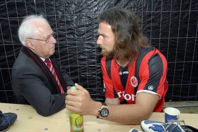 15.08.2010, 1. Bundesliga, Saisoneröffnung, Vorstand Klaus Lötzbeier im Gespräch mit Ioannis Amanatidis (re., beide Eintracht Frankfurt) o0 Funktionär