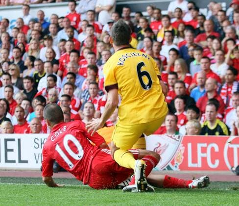 Liverpool FC s Joe Cole (L) gets sent off for this late tackle on Arsenal s Laurent Koscielny Barclays Premier League Liverpool v Arsenal 15th August, 2010 EDITORIAL USE ONLY. No use with unauthorised audio, video, data, fixture lists, club league logos or live services. Online in-match use limited to 120 images, no video emulation. No use in betting, games or single club league player publications. o0 Foulspiel, gefoult rote Karte London