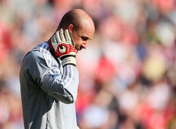 Liverpool FC s Pepe Reina looks on dejected after his mistake led to a goal Barclays Premier League Liverpool v Arsenal 15th August, 2010 EDITORIAL USE ONLY. No use with unauthorised audio, video, data, fixture lists, club league logos or live services. Online in-match use limited to 120 images, no video emulation. No use in betting, games or single club league player publications. o0 Enttäuschung
