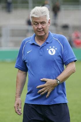 DFB-Pokal SC Victoria Hamburg - Rot-Weiß Oberhausen am 15.08.2010 in Hamburg Die Mannschaft des SC Victoria Hamburg feiert den Einzug in die nächste Runde beim DFB-Pokal. Hamburg gewinnt mit 1:0 gegen Rot-Weiß Oberhausen. Bert Ehm ( Trainer Hamburg )