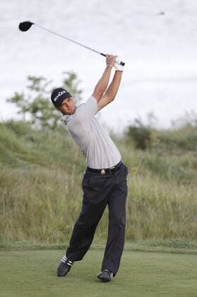Martin Kaymer of Germany tees off the 18th hole during the playoff for the 92nd PGA Championship at Whistling Straits in Kohler, Wisconsin on August 15, 2010. Kaymer won a three-hole playoff by one stroke to win the tournament after finishing regulation play with a 11-under-par 277.  BKX2010081549 o0 Aufmacher