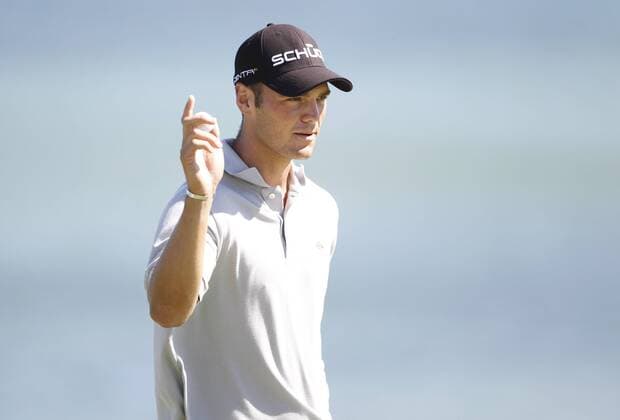 Martin Kaymer of Germany waves to the crowd after making par on the 8th hole during the final round of the 92nd PGA Championship at Whistling Straits in Kohler, Wisconsin on August 15, 2010. Kaymer won a three-hole playoff by one stroke to win the tournament after finishing regulation play with a 11-under-par 277.  BKX2010081536 o0 Jubel Freude