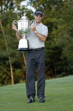 Martin Kaymer of Germany poses for pictures with the Rodman Wanamaker Trophy after winning the 92nd PGA Championship at Whistling Straits in Kohler, Wisconsin on August 15, 2010. Kaymer won a three-hole playoff by one stroke after finishing regulation play with a 11-under-par 277.  BKX2010081518 o0 Pokal Shooting