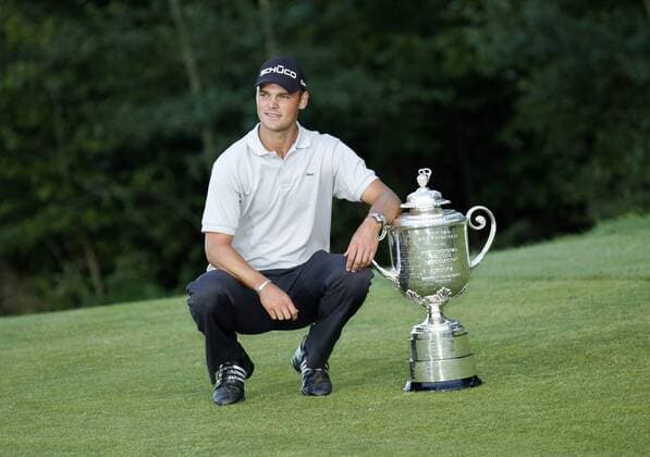 Martin Kaymer of Germany poses for pictures with the Rodman Wanamaker Trophy after winning the 92nd PGA Championship at Whistling Straits in Kohler, Wisconsin on August 15, 2010. Kaymer won a three-hole playoff by one stroke after finishing regulation play with a 11-under-par 277.  o0 Pokal Shooting Aufmacher