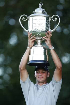 Martin Kaymer of Germany poses for pictures with the Rodman Wanamaker Trophy after winning the 92nd PGA Championship at Whistling Straits in Kohler, Wisconsin on August 15, 2010. Kaymer won a three-hole playoff by one stroke after finishing regulation play with a 11-under-par 277.  BKX2010081519 o0 Pokal Jubel Freude