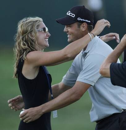 Martin Kaymer (R) of Germany hugs his girlfriend Allison Micheletti (USA) after winning the 92nd PGA Championship at Whistling Straits in Kohler, Wisconsin on August 15, 2010. Kaymer won a three-hole playoff by one stroke after finishing regulation play with a 11-under-par 277.  BKX2010081513 o0 Jubel Freude Spielerfrau, Frau, Partnerin, Freundin, Lebensgefährtin Familie privat