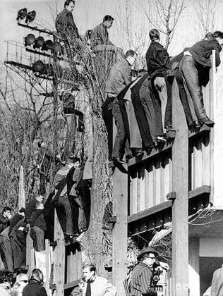 Fußball, Stadiongeschichte Kickers Offenbach Unzählige Zuschauer klettern auf die Werbebanden im Stadion am Bieberer Berg, um das Spiel der Offenbacher Kickers zu verfolgen Fußball 1. BL Herren Saison 1972 1973, Offenbacher Kickers, OFC, Fan, Zuschauer, Aufnahmedatum geschätzt Totale Offenbach
