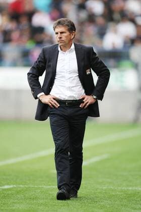 Football: SM Caen (blau rot) - Olympique Lyon OL (weiß) - Ligue 1 - 15.08.2010 - Trainer Claude Puel (Lyon) -  xVincentxMichelxFEPx