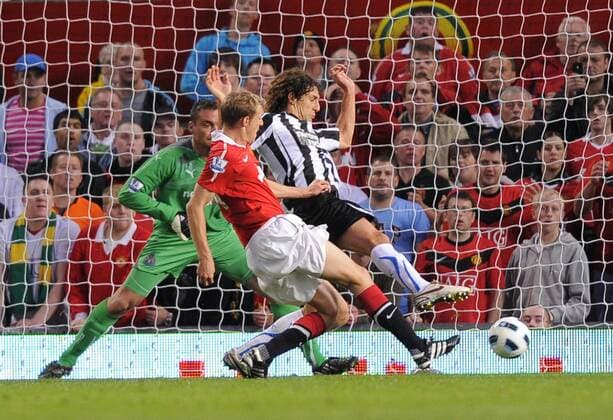 Darren Fletcher (front) of Manchester United scores the second goal past Steve Harper of Newcastle United Barclays Premier League Manchester United v Newcastle United 16th August, 2010 EDITORIAL USE ONLY. No use with unauthorised audio, video, data, fixture lists, club league logos or live services. Online in-match use limited to 120 images, no video emulation. No use in betting, games or single club league player publications. o0 ManU, Tor