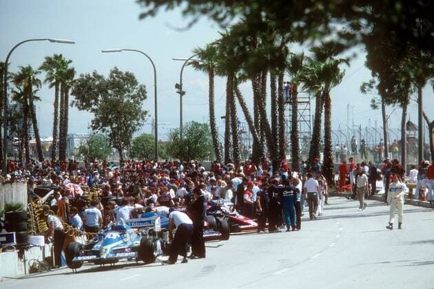 Boxengasse in Long Beach 1983: Corrado Fabi (Italien Osella Ford, re.) auf dem Weg zu seinem Boliden mit der Nummer 31  o0 Sportstätte Totale Rennstrecke Rennkurs Strecke Kurs Circuit City, Stadt, Stadtkurs, Stadtbild