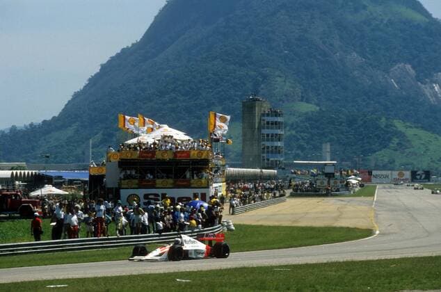 Alain Prost (Frankreich McLaren Honda) in seinem Boliden am Ende der Zielgeraden  o0 Totale Rennstrecke Rennkurs Strecke Kurs Circuit Gerade, Startgerade, Zielgerade