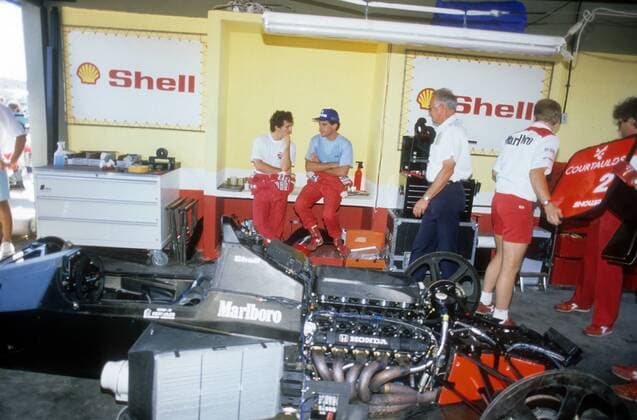 Alain Prost (Frankreich McLaren Honda, li.) und Ayrton Senna (Brasilien McLaren Honda) im Gespräch hinter dem Boliden an der Box  o0 Totale Rennwagen Objekte Detail, Technikdetail, Fahrzeugtechnik, Technik Motor