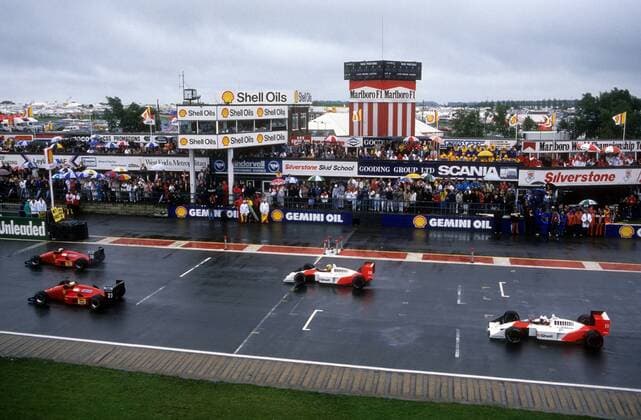 Start zum GP von Großbritannien in Silverstone, v.li. Gerhard Berger (Österreich Ferrari) vor Michele Alboreto (Italien Ferrari), Ayrton Senna (Brasilien McLaren Honda) und Alain Prost (Frankreich McLaren Honda)  o0 Sportstätte Totale Rennstrecke Rennkurs Strecke Kurs Circuit England Sponsor Werbung Wirtschaft