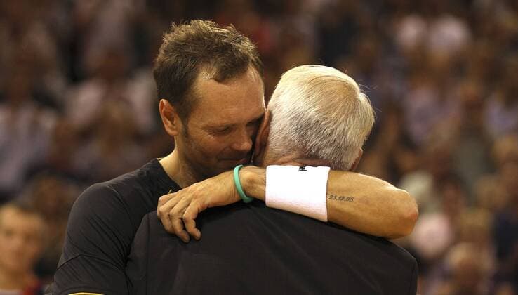 Lars Christiansen (Flensburg, L) nimmt Abschied von Manager Manfred WERNER, Rede nach Spielende Handball 1. Bundesliga Herren am So. 15.08.2010 SG Flensburg Handewitt , Abschiedsspiel für Lars Christiansen o0 Funktionär, Emotionen