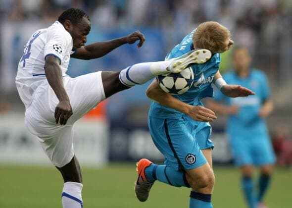 ST. PETERSBURG, RUSSIA. AUGUST 17, 2010. Dennis Oliech of AJ Auxerre (L) and Zenit s Tomas Hubocan fight for the ball during a UEFA Champions League Play-off game.  premiumd xint RE0D610C