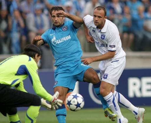ST. PETERSBURG, RUSSIA. AUGUST 17, 2010. Goalkeeper Olivier Sorin AJ Auxerre (L), his team-mate Jean-Pascal Mignot (R) and Zenit s Roman Shirokov in action during a UEFA Champions League Play-off game.  RE0D610F
