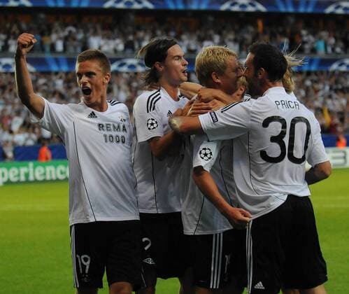 UEFA Champions League Play off Rosenborg Trondheim - FC Kopenhagen Lerkendal Stadion, Trondheim 17 august 2010 Markus Henriksen (li.) feiert mit Torschütze Steffen Iversen (2.R) und Rade Prica (alle Rosenborg Trondheim, R) das 1:0  o0 Jubel Freude