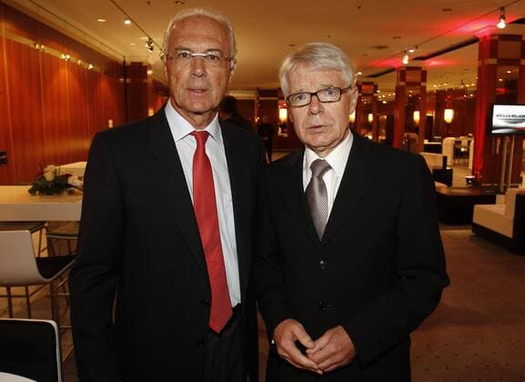 Generalversammlung des Ligaverbandes 2010 im Intercontinental Hotel Berlin - DFL Präsident Dr. Reinhard Rauball (R) zeichnet Franz Beckenbauer (GER) als Ehrenangehöriger des Ligaverbandes aus - xHOCHxZWEIx xJuergenxTapx