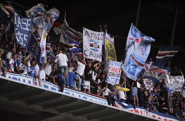 18.08.2010, Bremen - UEFA Champions League Qualifikation 2010 2011 - Sampdoria Genua --- Sampdoria Fans ---  o0 Zuschauer Totale Objekte Fahne Fanfahne