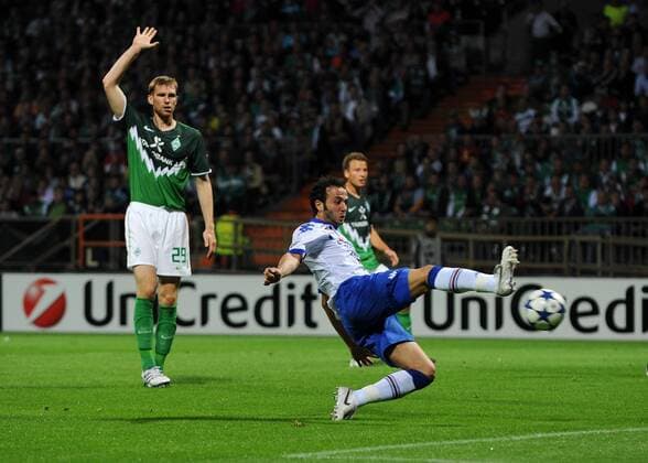 18.08.2010, Bremen - UEFA Champions League Qualifikation 2010 2011 - SV Werder Bremen vs Sampdoria Genua 3:1 --- Der Treffer von Giampaolo PAZZINI (re, Genua) wird nicht anerkannt. Bremens Per MERTESCACKER (li) greift nicht ein ---  o0 Werbebande Bande Werbung Sponsor Wirtschaft UniCredit